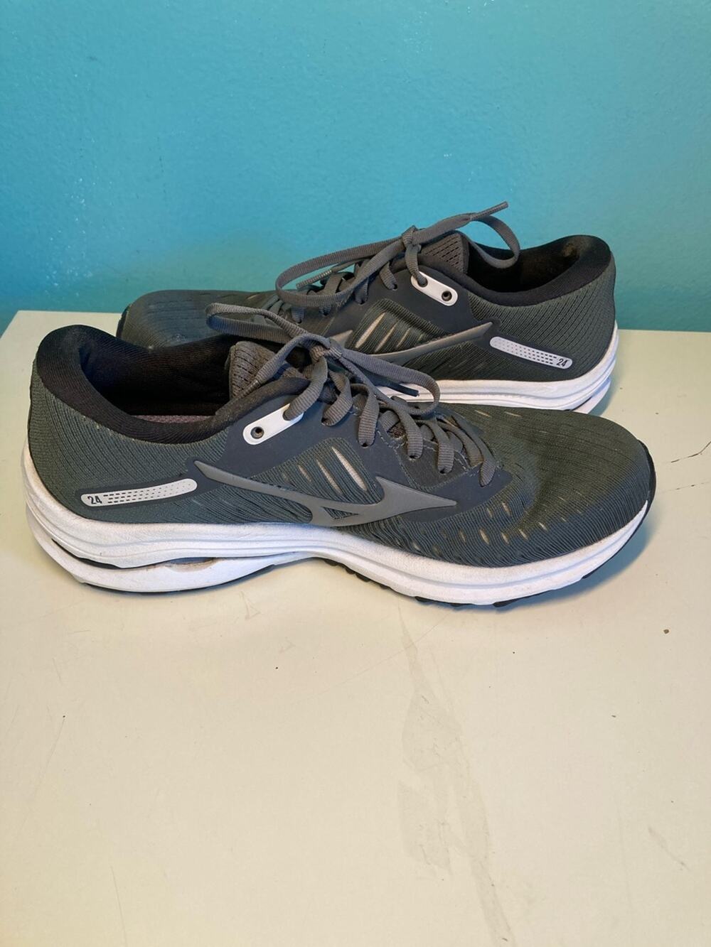 Mizuno Wave Rider 24 Womens Size 8 Grey Knit Athletic Running Shoes